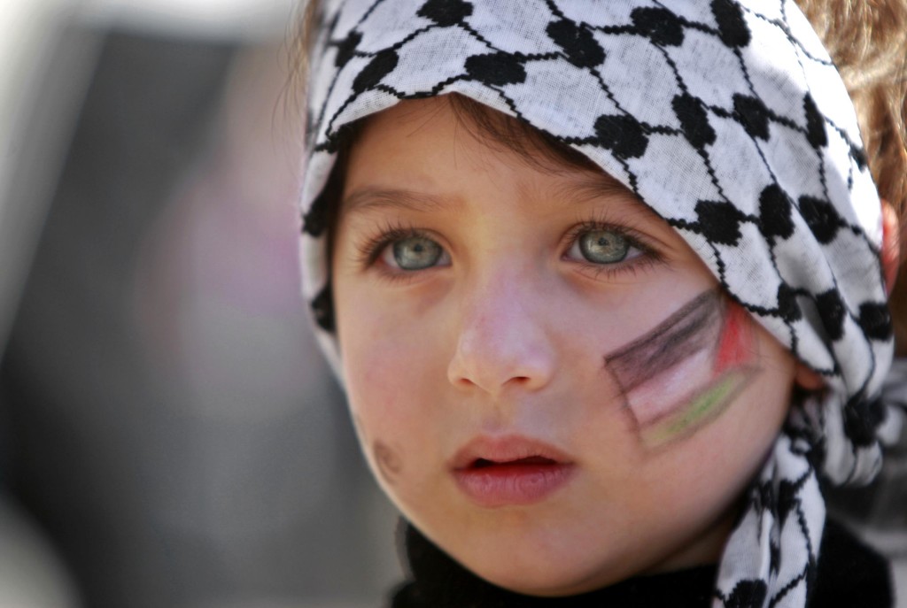 i-colori-della-palestina-sul-volto-di-una-bambina